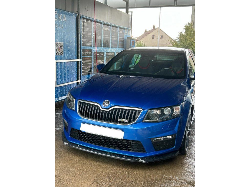 Predné lipo v čiernom lesku na Škoda Octavia 3 RS