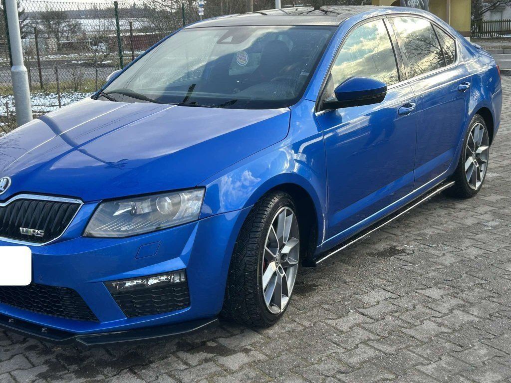 Modrá Škoda Octavia 3 RS s tuningovými dielmi v čiernom lesku